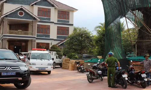 Cẩn thận trong việc bảo vệ an ninh cho gia đình, chủ căn biệt thự đã cho lắp nhiều camare và tung tích của sát thủ đã bị ghi hình.