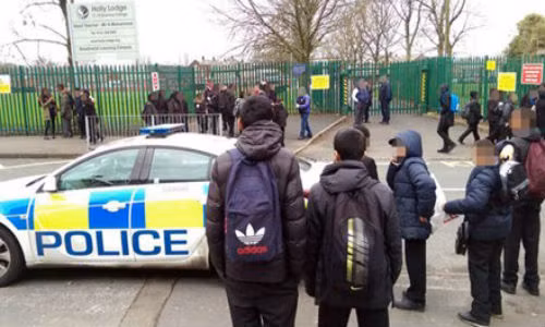 Các học sinh tại một trường học Anh được lệnh sơ tán.