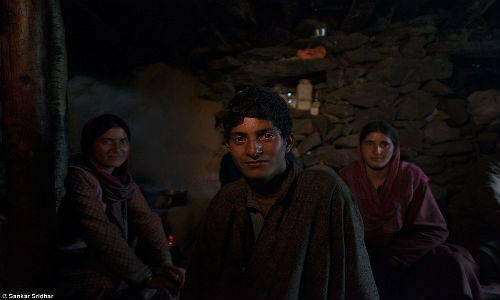 Một gia đình bộ tộc Bakarwal quây quần bên nhau.