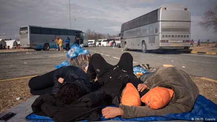 Nguoi ti nan co ro trong gia ret o Hy Lap-Hinh-6