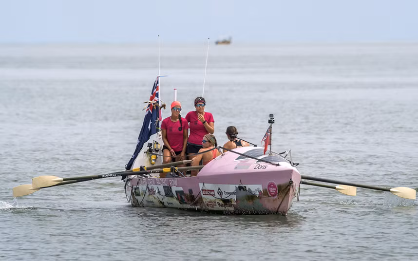 Những ngày lênh đênh trên biển, bốn cô gái phải đối mặt với những cơn bão mạnh, sóng biển lớn và cả những chú cá voi lưng gù,...