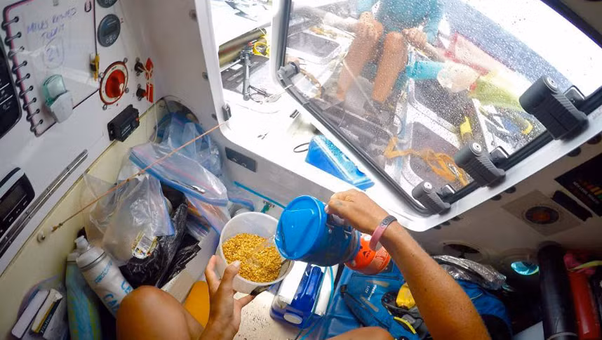 Mỗi cô gái tiêu thụ khoảng 5.000 calo mỗi ngày, với thực phẩm chủ yếu là thịt đông lạnh, thanh protein, chocolate, trái cây và hạt khô. Họ sử dụng cả nước biển đã qua khâu khử muối.