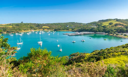 Đảo Waiheke, New Zealand với nhiều vịnh nhỏ, bãi biển và những vườn nho,... là một điểm đến thú vị. Ngoài ra, du khách có thể đi xe đạp leo núi hoặc chèo thuyền kayak,...