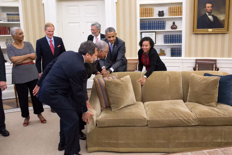 Ngày 9/6/2015: Tổng thống Mỹ Barack Obama cùng các quan chức khác chuyển chiếc ghế sofa trở lại vị trí cũ sau khi họ chụp ảnh tại phòng Bầu dục.