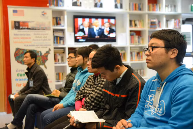 Nguoi dan Ha Noi nghe ong Obama doc Thong diep Lien bang-Hinh-2