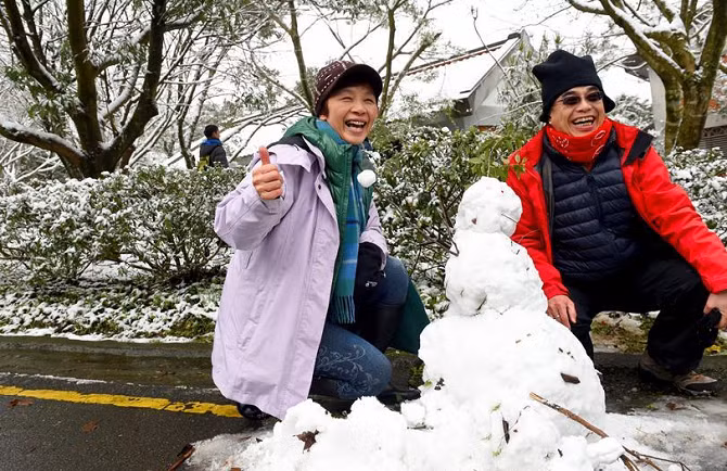 Rất nhiều người lên núi Yangming để chứng kiến cảnh tuyết rơi “hiếm thấy” này. Được biết, nhiệt độ tại Đài Bắc đã xuống 4 độ C ngày 24/1, mức nhiệt thấp nhất trong 43 năm qua.