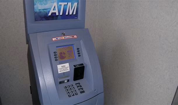 Tại Dubai, người dân có thể rút... vàng ở một số cây ATM.