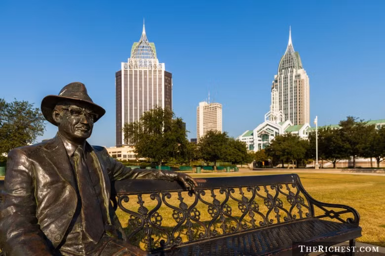 Nhiều bang ở nước Mỹ ban hành những luật lệ kỳ quặc, lạ lùng. Tại Alabama, hành động đấu vật gấu bị coi là phạm pháp.