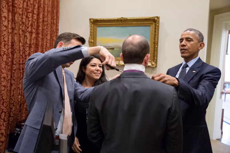 Ngày 17/4/2015: Ông chủ Nhà Trắng cùng mọi người chỉnh trang phục cho Phó cố vấn an ninh quốc gia Mỹ Ben Rhodes.