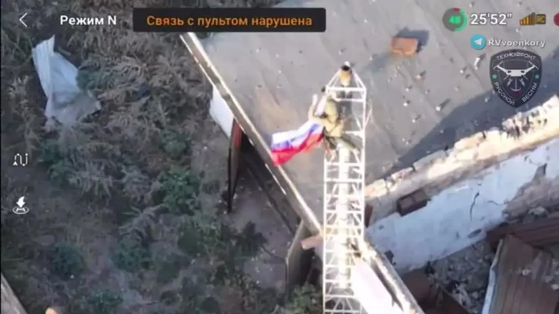 Hiện tại, Quân đội Nga đã tiến vào trung tâm thành phố từ phía đông và chiếm đóng tòa nhà hội đồng thành phố. Ngoài ra, Quân đội Nga còn thực hiện thế tấn công gọng kìm dọc theo hai phía bắc và nam. Ảnh: RIA Novosti.