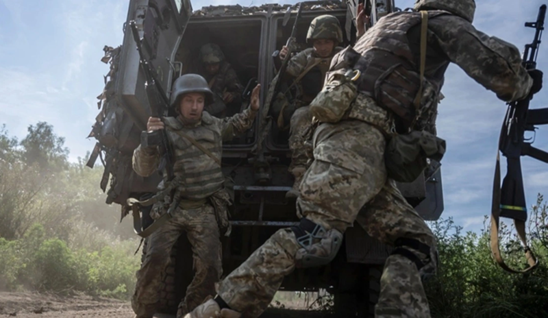 Nhưng những gì xảy ra tiếp theo đã biến trận chiến này thành một cuộc so sánh thuần túy về số lượng. Quân đội Nga sẽ sử dụng nhiều máy bay không người lái hơn và pháo kích dữ dội hơn, dồn dập đổ đạn dược vào Quân đội Ukraine, với tỷ lệ hỏa lực lên tới 10:1. Đồng thời, nhiều binh sĩ và xe bọc thép Nga sẽ đến tiếp viện. Trước tình hình đó, Quân đội Ukraine buộc phải rút lui, nhường lại trận địa cho quân Nga. Ảnh: Reuters.