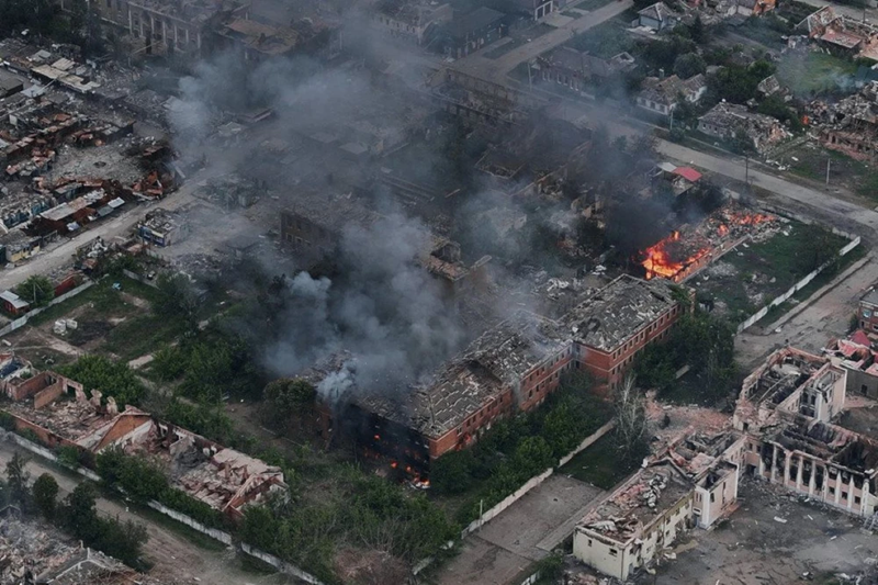 Ngược lại, kênh Telegram “Legitimny” của Ukraine lại nhận định đây là ODAB-9000 của Quân đội Nga. Qua video có thể thấy rõ quả bom này lớn hơn rất nhiều so với bom FAB-1500 và FAB-3000. Ảnh: Getty Images.