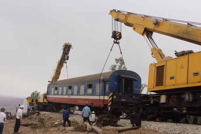 Theo ngành chức năng tại hiện trường, việc đưa các toa xe, đầu máy vụ lật tàu SE2 về Ga Thừa Lưu trước khi đưa về Đà Nẵng sửa chữa phải mất khá nhiều thời gian vì phải bố trí thời gian thích hợp để ít ảnh hưởng nhất đến lịch chạy tàu.