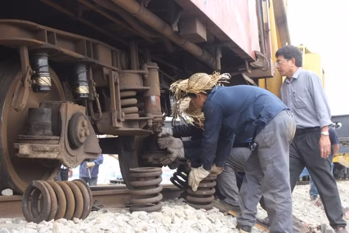 Lúc 8h ngày 21/2, toa xe cuối cùng và cũng là toa khó nhất vụ lật tàu SE2 tại Phú Lộc đã được cẩu cứu hộ giải phóng ra bên ngoài đường sắt. Đến 10h20 cùng ngày, đường sắt Bắc- Nam đoạn qua vụ lật tàu SE2 tại Phú Lộc đã chính thức thông tuyến trở lại.