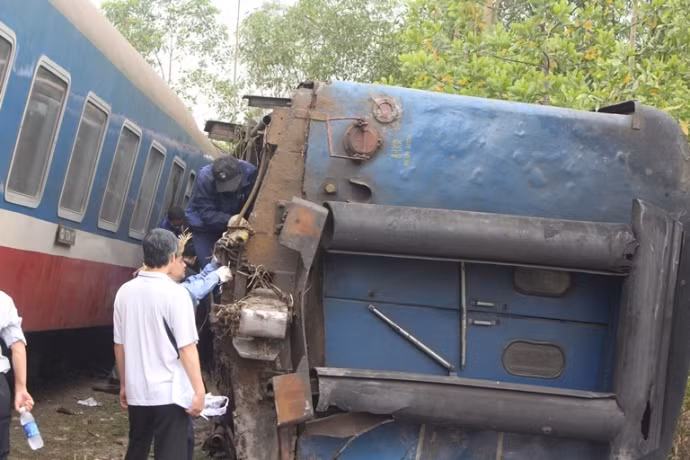 Như Báo Giao thông đã đưa tin, ngay sau khi xảy ra vụ lật tàu SE2 tại Phú Lộc vào chiều 20/2, ngành Đường sắt chọn giải pháp giải tỏa khẩn cấp đầu máy, toa tàu bị hư hại ra khỏi đường ray về hai bên để sớm thông tuyến trở lại. Tổng công ty Đường sắt Việt Nam cũng khẩn trương họp bàn các đơn vị về phương án vận chuyển toa tàu bị thiệt hại trong vụ tai nạn