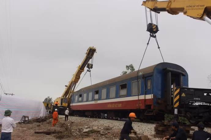 Dự kiến đến thứ bảy (25/2), cả 4 toa xe, 1 đầu máy và 1 xe Bưu vụ - Phát điện của đoàn tàu SE2 gặp nạn tại Phú Lộc sẽ được di chuyển khỏi hiện trường về ga Thừa Lưu để khám nghiệm, đánh giá thiệt hại. 