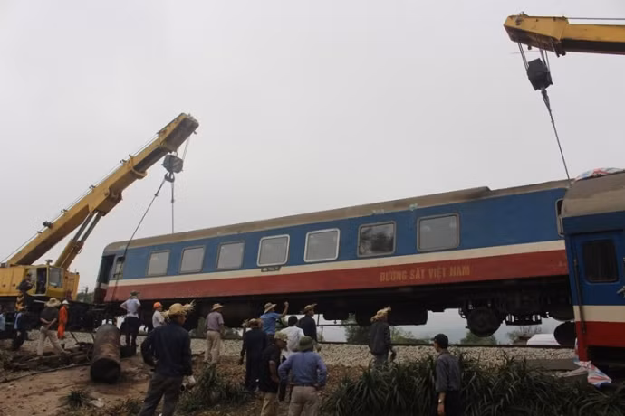 Trước đó, toa xe đầu tiên trong vụ lật tàu SE2 tại Phú Lộc cũng đã được 2 cẩu cứu hộ 100 tấn đưa lên đường ray, sau đó di chuyển về ga Thừa Lưu vào chiều 22/2.