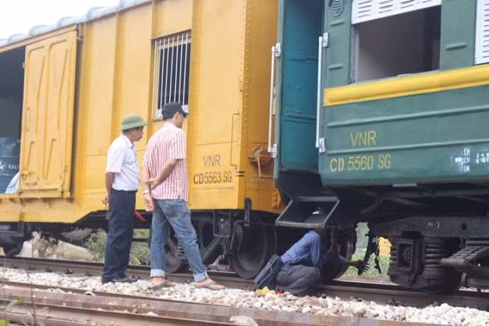 Sau khi tách ra để người và phương tiện qua đường ngang khi cẩu 100 tấn "giải cứu" toa xe thứ 2, toa tàu công vụ và đầu máy của cẩu cứu hộ lùi lại "khớp nối" vào cẩu chuyên dụng 100 tấn như lúc đến hiện trường