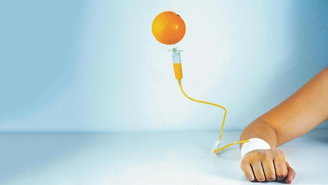  Vitamin C có phải là siêu phẩm chống COVID-19? Trên mạng xã hội đã lan truyền một thông tin cho rằng các bác sĩ ở Trung Quốc đang điều trị cho bệnh nhân nhiễm Covid-19 bằng cách truyền vitamin C liều cao vào tĩnh mạch họ. Tuy nhiên đó không phải là sự thật đang xảy ra ở Trung Quốc. Cũng không hề có bất kỳ bằng chứng nào cho thấy vitamin C có tác dụng với Covid-19. Ngay cả với bệnh cảm cúm thông thường, uống vitamin C cũng không giúp bạn khỏi bệnh.