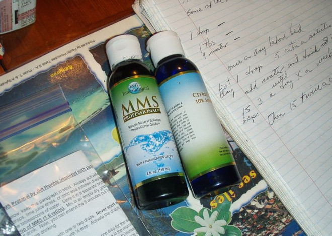  “Dung dịch khoáng sản kỳ diệu" MMS là thuốc tẩy pha loãng Một số nhóm ủng hộ liệu pháp thay thế ở Mỹ đã bán loại dung dịch được họ gọi là "dung dịch khoáng sản kỳ diệu" MMS, với tuyên bố nó sẽ phòng và chữa khỏi được bệnh viêm phổi do virus corona gây ra. Tuy nhiên, Cục Quản lý Thực phẩm và Dược phẩm Hoa Kỳ cho biết thứ dung dịch đó thực chất là natri clorit 28% pha trong nước cất. Đó là một loại thuốc tẩy khi uống vào có thể gây nguy hiểm cho cơ thể.