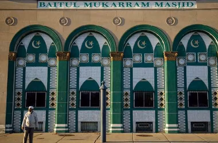 Trong quá trình vận động tranh cử, ứng viên tổng thống Donald Trump có nhiều tuyên bố gây sốc bài Hồi giáo. Do vậy, nhiều người nghi ngại liệu rằng, các nhà thờ của cộng đồng người Hồi giáo có thể trở thành quá khứ nếu ông Trump lên làm Tổng thống Mỹ.