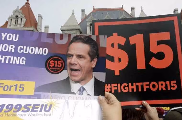 Trong chiến dịch tranh cử, ông Trump nêu ý định giữ mức lương tối thiểu là 7,25 USD/giờ. Với mức thu nhập hàng năm dựa trên mức lương tối thiểu này thì sẽ có hàng triệu người dân Mỹ không thể trang trải nổi sinh hoạt phí của gia đình.