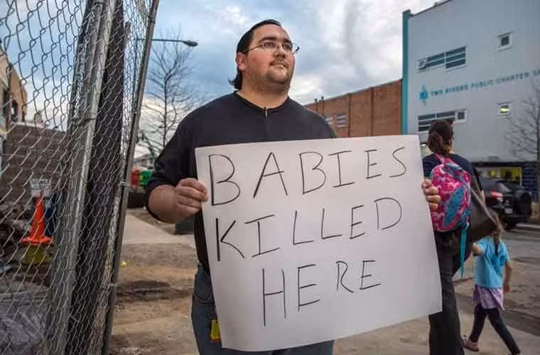 Tổ chức ủng hộ phá thai ở Mỹ Planned Parenthood sẽ nhận ít tiền trợ cấp hơn. Quả thực, trong cuộc tranh luận ở Houston, ông Trump từng quả quyết sẽ ngừng hỗ trợ cho tổ chức trên.