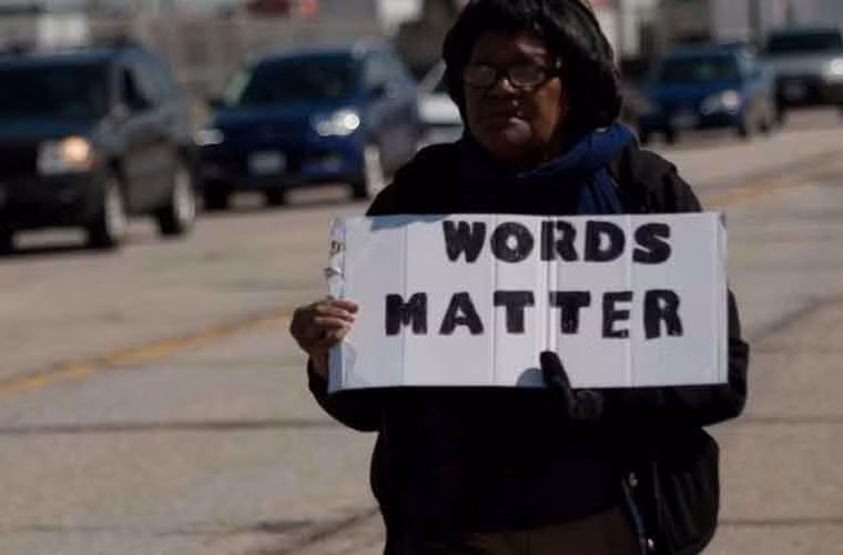 Ứng viên tổng thống đảng Cộng hòa Trump "dị ứng" với các thuật ngữ chính trị khuôn phép. Dưới thời Tổng thống Donald Trump, người Mỹ có thể thỏa thích nói điều gì họ nghĩ trong đầu mà không lo gì đến hậu quả.