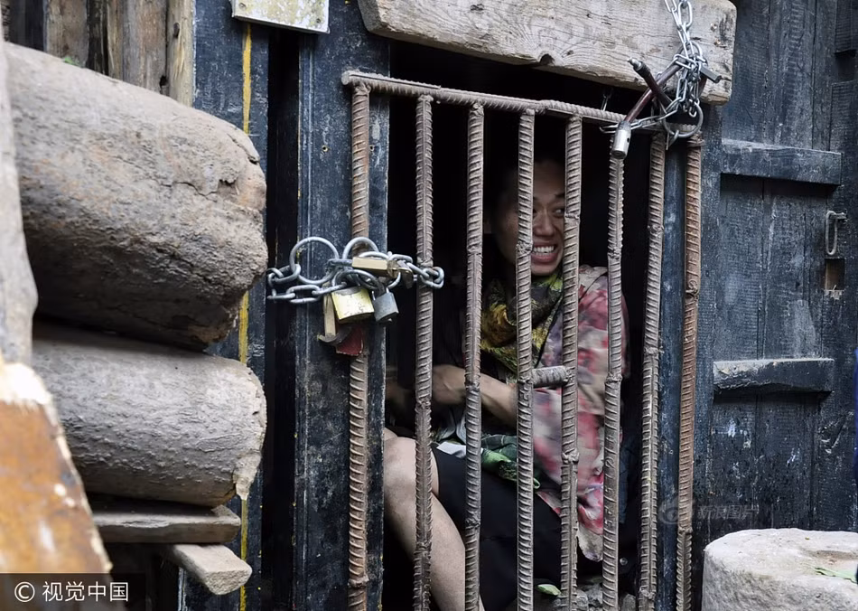 Tuy rằng đã chạy chữa khắp nơi nhưng bệnh tình không mấy thuyên giảm. Trang thái lúc tỉnh lúc mê, lúc tỉnh thì như người bình thường, lúc mê thì vô cùng hưng phấn, hung dữ, hoàn toàn không phân biệt được tốt xấu. (Nguồn Sina)