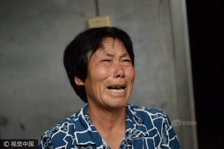 Bà Thục Vân khóc không ngừng khi kể về hoàn cảnh đáng thương của cô con gái mắc bệnh lạ. (Nguồn Sina)