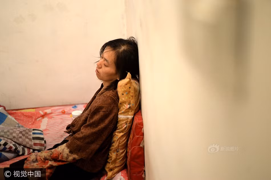 Thấy tình cảnh quá đáng thương, những người thân thiết và người hảo tâm ở địa phương đã tình nguyện giúp đỡ, tài trợ cho mẹ con bà Thục Vân tới Tế Nam để chữa bệnh. (Nguồn Sina)