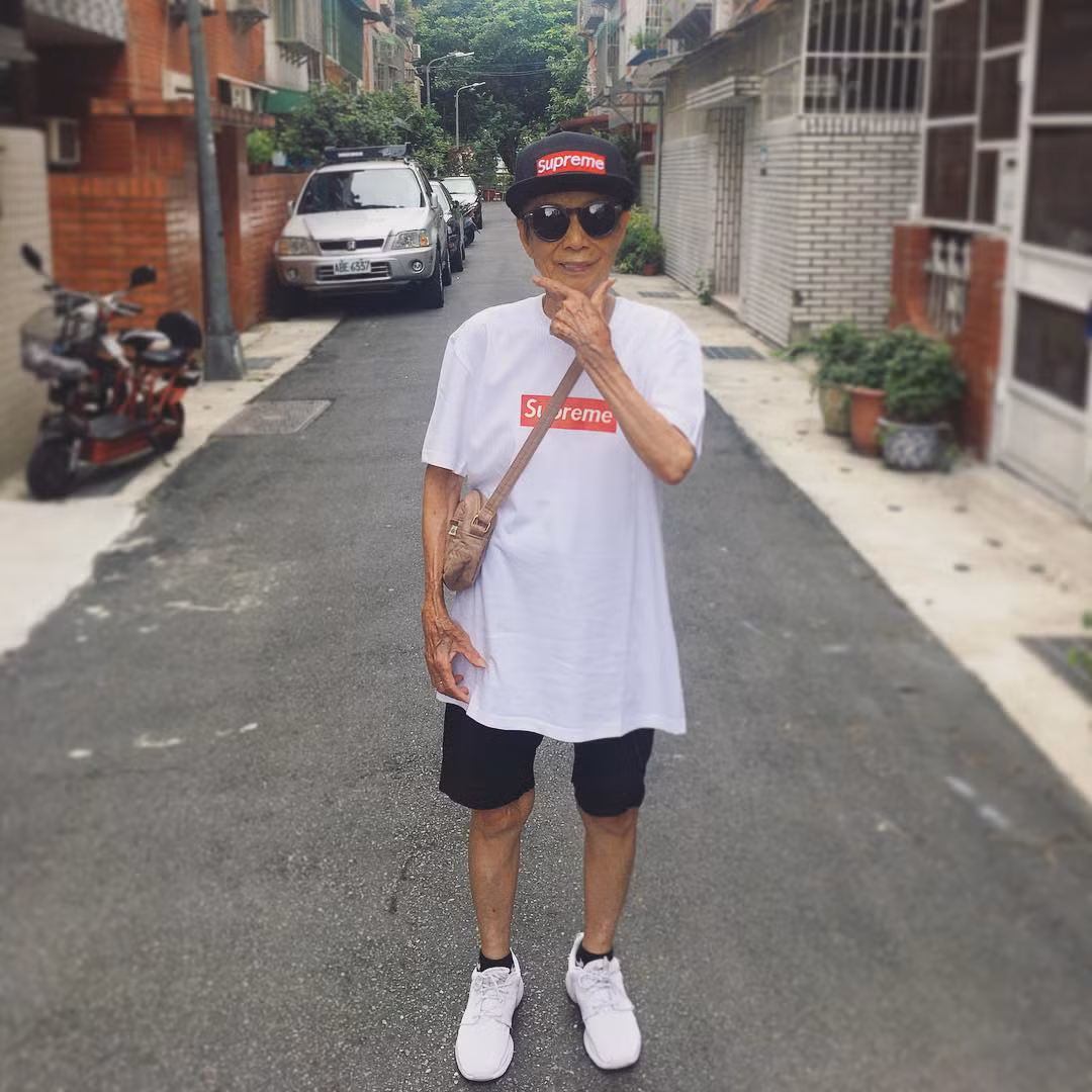 Mỗi bức ảnh của "tiên nữ" nhận được hàng chục ngàn lượt yêu thích và chia sẻ. Độ phủ sóng hình ảnh rộng rãi của cụ bà 88 tuổi còn khiến nhiều người coi cụ như một biểu tượng thời trang mới của xứ Đài. (Nguồn Youthwant)