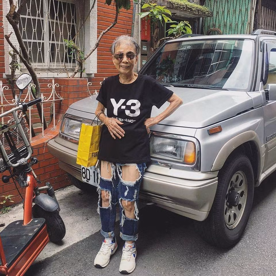 Gần đây, một cụ bà 88 tuổi người Đài Loan đang gây được sự chú ý rất lớn trên mạng xã hội với phong cách ăn mặc cực trẻ trung, thời thượng và chất chơi của mình. Không ai biết tên thật của bà là gì, cũng không ai biết bà là ai, tại sao lại lựa chọn phong cách ăn mặc khác biệt so với độ tuổi của mình như thế. (Nguồn Youthwant)