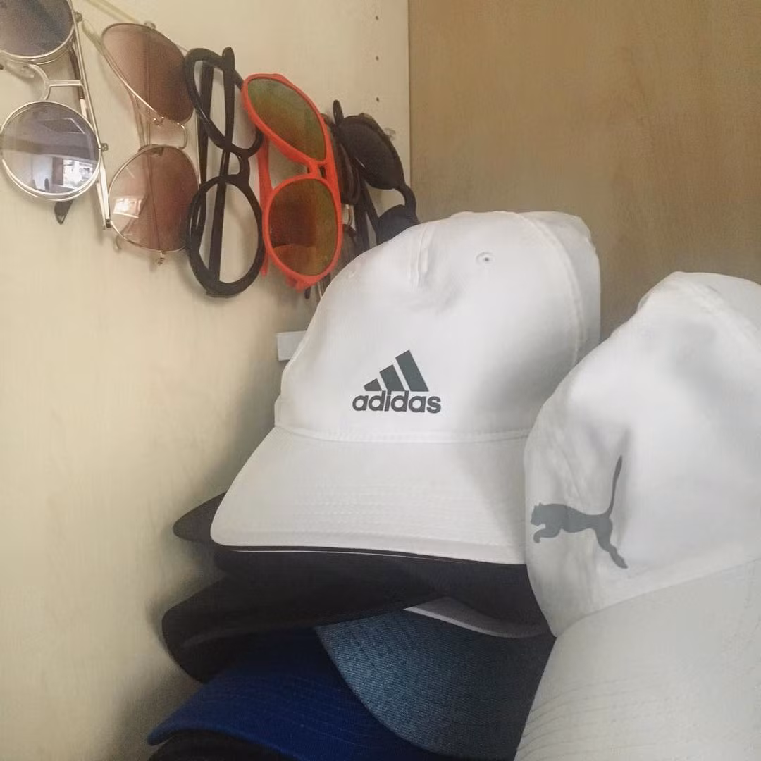 Trong ảnh là một số phụ kiện chụp ảnh ưa thích của cụ bà Lâm Trang Nguyệt Lý. Có thể thấy tất cả chúng đều là những phụ kiện mà giới trẻ yêu thích và hay diện. (Nguồn Youthwant)