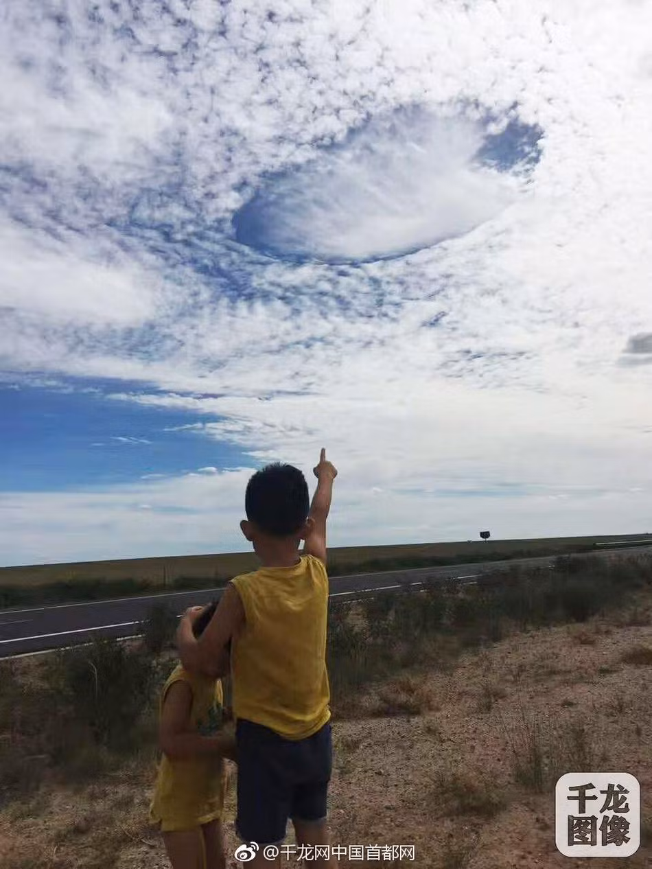 Cũng vào khoảng thời gian đó, trên bầu trời khu vực Hồi Hột, Mông Cổ, xuất hiện một đám mây kỳ lạ không kém, có hình con mắt khổng lồ. (Nguồn Sina)