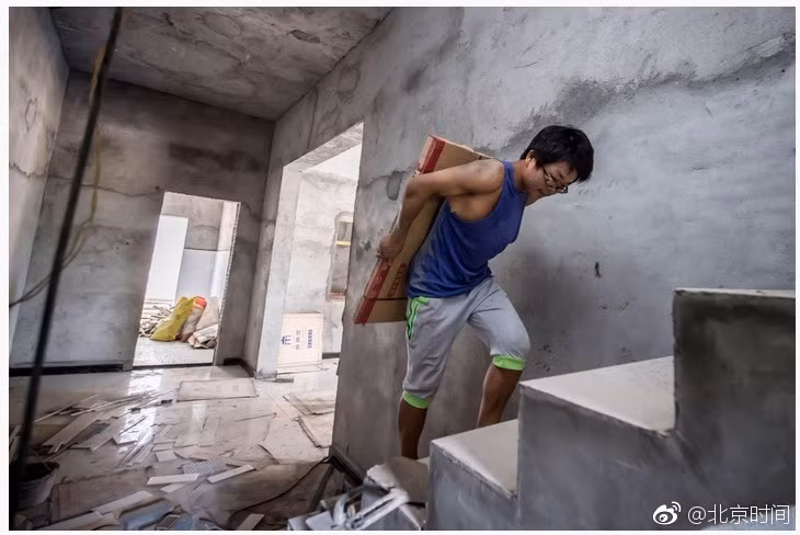 Sở dĩ Trường Phổ lựa chọn làm việc ở công trường là vì em gái đáng thương của mình. Khi mới sinh ra, bẩm sinh em gái đã có thị lực yếu. Gần 10 tuổi, mắt em càng ngày càng mờ, không nhìn rõ thứ gì. Các bác sĩ nói nếu không nhanh chóng tiến hành phẫu thuật, rất có thể em sẽ bị mù hoàn toàn. (Nguồn Sina)