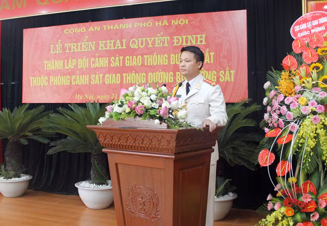 Ra mat luc luong CSGT duong sat thanh pho Ha Noi