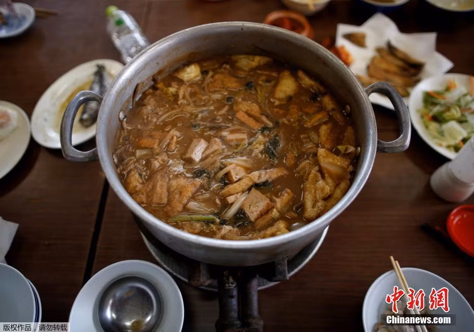 Bữa trưa sẽ được chuẩn bị bởi các tiền bối. Các món ăn chính trong bữa ăn gồm có đùi lợn, cá trích rán giòn, gạo và "chanko nabe", món lẩu nóng đặc trưng dành cho các võ sĩ Sumo. Toàn bộ đồ ăn được chuẩn bị là để giúp các võ sĩ tăng cân nhanh chóng. (Nguồn Sina)