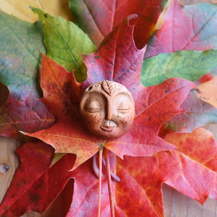 Trong ảnh là một kiểu mặt dây chuyền từ hạt bơ do nữ nghệ sĩ Jan Campbell điêu khắc. (Nguồn Bored Panda)