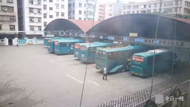 Rất may là sau khi phát hiện và kịp thời báo cáo lên cấp trên và cảnh sát. Khoảng 14h32 phút cùng ngày, tại đường Lệ Tân, đoạn đường trước của Học viện Hoa Thương, chiếc xe bus cho cậu bé 9 tuổi lái đã bị ngừng lại khi chưa kịp gây ra bất cứ vụ tai nạn đáng tiếc nào. (Nguồn Sohu)