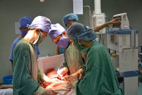 Boc tach khoi u nang 6kg ra khoi o bung nguoi dan ong