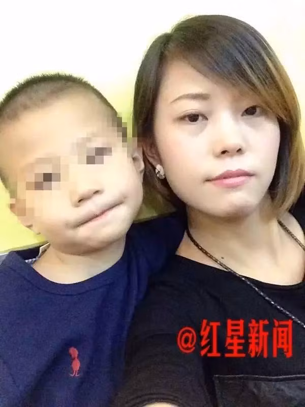 Trong ảnh là Bằng Bằng khi còn ở với mẹ ruột của mình. Bên cạnh việc lo lắng cho sức khỏe của cậu bé, dư luận còn quan tâm rất nhiều đến việc trừng phạt mẹ kế và cha đẻ của Bằng Bằng. Mọi người đều hy vọng cả hai sẽ phải chịu những hình phạt thật nặng với tội danh ngược đãi, bạo hành trẻ em. (Nguồn Sina)