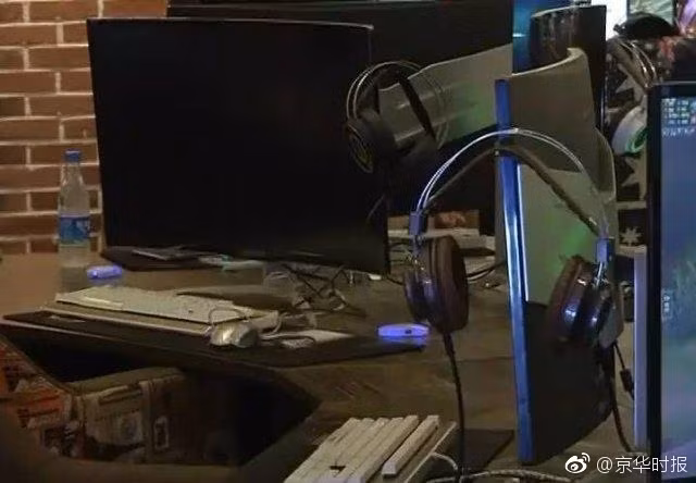 Mới đây, tại một khu phố thuộc thành phố Quý Dương, tỉnh Quý Châu, Trung Quốc, đã diễn ra một sự việc gây xôn xao dư luận. Theo thông tin đăng tải, Tiểu Lưu, nhà ở gần một tiệm net. Do chủ quan, ngày hôm ấy một giờ sáng cô vẫn không chịu về nhà, vẫn ở quán net để lướt mạng. Khi đi vệ sinh tại quán net, Tiểu Lưu bất ngờ gặp phải một người đàn ông lạ mặt. Chuyện kinh hoàng xảy ra sau đó khiến cô cực kỳ hối hận. (Nguồn Sina)