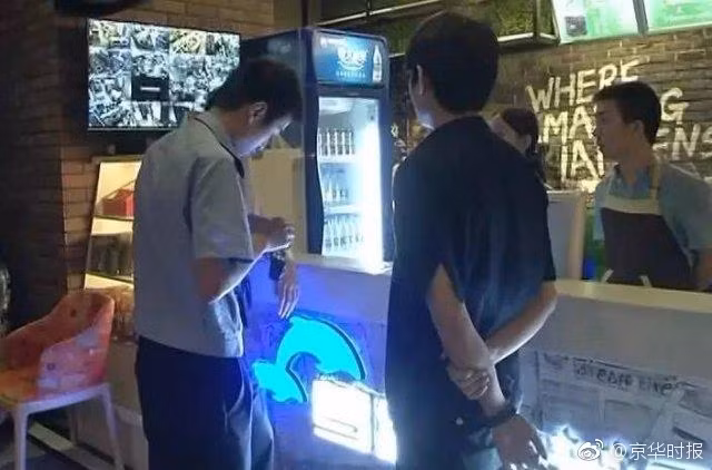 Cũng theo Tiểu Lưu nói, người đàn ông này không chỉ đánh cô mà còn uy hiếp, buộc cô không được báo cho cảnh sát. Lúc đầu, ý định của người đàn ông này là cưỡng bức cô gái trẻ Tiểu Lưu, sau thấy địa điểm không thuận lợi, Tiểu Lưu lại chống trả liên tục, gã liền đổi sang cướp tiền của cô gái trẻ. "Anh ta đánh tôi, nói tôi có bao nhiêu tiền phải đưa hết. Không được phép báo nguy, nếu như cảnh sát biết được, tôi sẽ bị trả thù rất kinh hoàng", Tiểu Lưu nói. (Nguồn Sina)