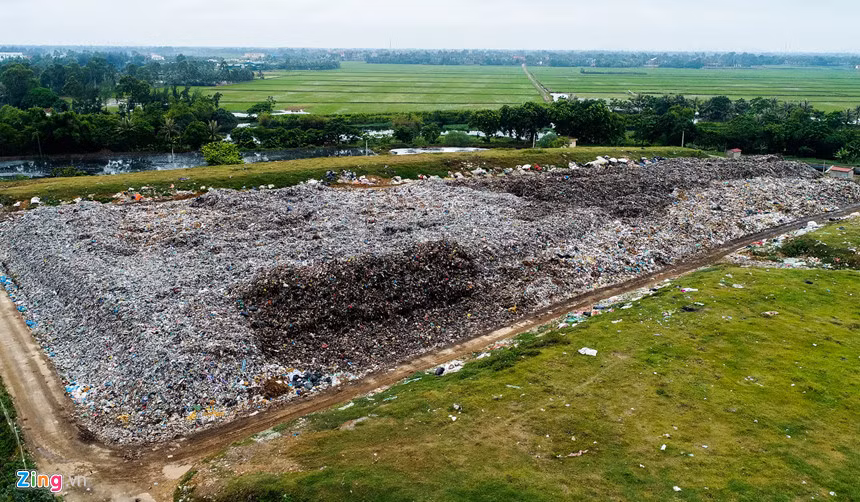 Khoảng 5 năm trở lại đây, do dân số gia tăng, cơ sở hạ tầng mọc lên nhiều và cộng thêm lượng du khách đến với Sầm Sơn ngày một đông nên bãi rác Sầm Sơn quá tải, ngày càng phình to.