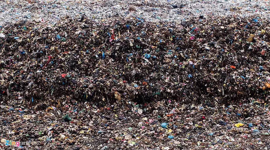 Đứng từ xa cũng có thể quan sát thấy rác chất cao.