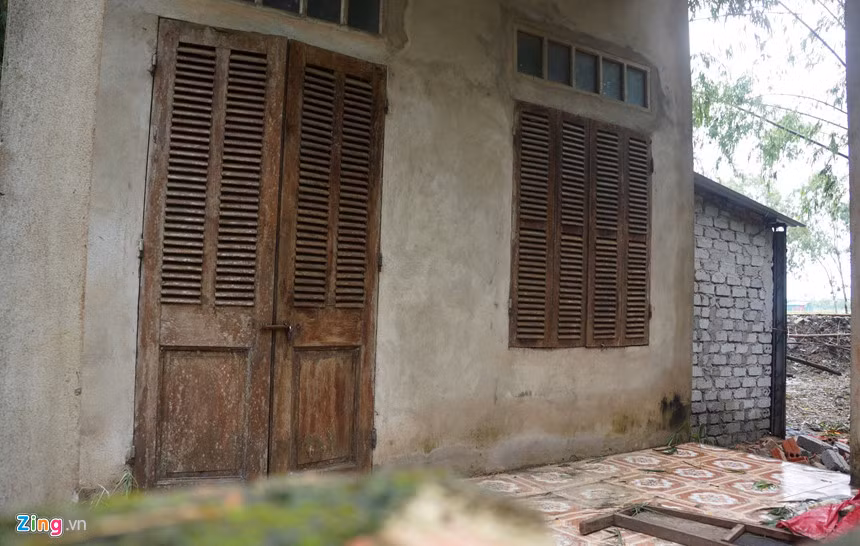 Ông Nguyễn Hữu Hào (75 tuổi) cho biết trong các cuộc họp, đặc biệt trong các cuộc tiếp xúc cử tri, bà con đã nhiều lần kiến nghị với cấp trên về việc ô nhiễm cũng như đề nghị phương án nâng cấp hoặc di dời bãi rác nhưng chính quyền vẫn bỏ ngỏ. Không thể chịu cảnh ngày đêm bãi rác "bức tử", 3 hộ dân sống xung quanh bãi rác đã bỏ nhà đi nơi khác sinh sống.