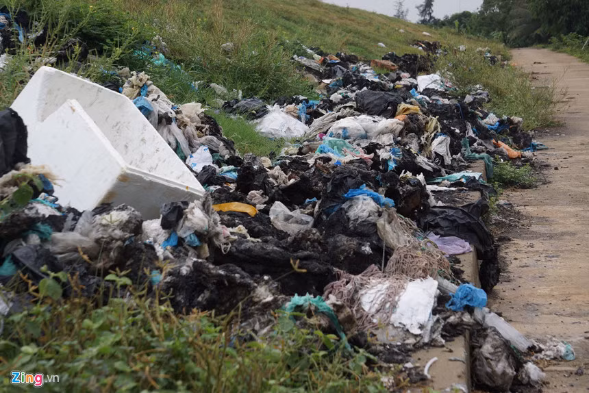 Tuy nhiên, việc rác ngày càng nhiều, ùn ứ tràn ra ngoài bãi.