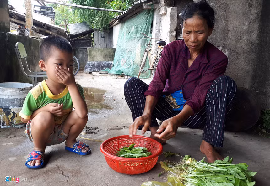 Bà Lê Thị Huấn (phố Khánh Tiến, phường Trung Sơn) cho biết bãi rác làm đảo lộn cuộc sống của bà con 5-6 năm nay. "Ăn cơm chúng tôi phải mắc màn vì quá nhiều ruồi nhặng, ngày thì phải đeo khẩu trang hoặc đóng cửa vì mùi từ bãi quá thối. Đã có nhiều người mắc bệnh về đường hô hấp, lo nhất là các cháu nhỏ và người già", bà Huấn nói.
