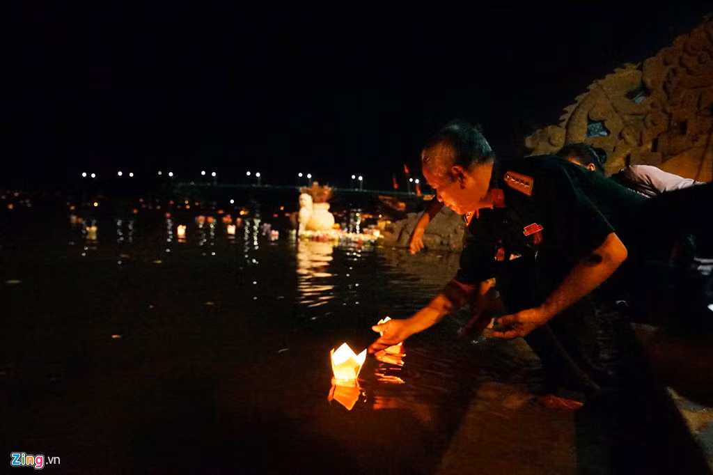 Cựu binh Nguyễn Hữu Lạc (70 tuổi, Vĩnh Phúc) thuộc Trung đoàn 18, Sư đoàn 325 chia sẻ rất nhiều đồng đội của ông đã hy sinh khi bảo vệ Thành cổ Quảng Trị năm 1972. Trở lại chiến trường xưa sau 45 năm, ông Lạc rất xúc động khi nhớ về quá khứ. Người lính già tâm sự, ông nhẹ lòng khi thực hiện mong ước thả đèn hoa đăng tri ân đồng đội.